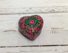 Load image into Gallery viewer, Heart Stone Chip Trinket Box
