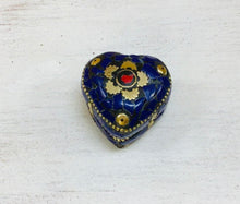 Load image into Gallery viewer, Heart Stone Chip Trinket Box