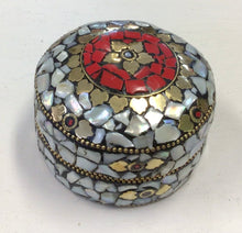 Load image into Gallery viewer, Round Stone Trinket Box