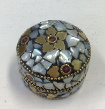 Load image into Gallery viewer, Round Stone Trinket Box