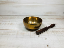 Load image into Gallery viewer, Plain Brass Hand Beaten Singing Bowl (KH862)