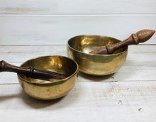 Load image into Gallery viewer, Plain Brass Hand Beaten Singing Bowl (KH862)
