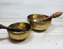 Load image into Gallery viewer, Plain Brass Hand Beaten Singing Bowl (KH862)