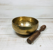 Load image into Gallery viewer, Plain Brass Hand Beaten Singing Bowl (KH862)