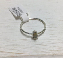 Load image into Gallery viewer, Opal small oval Ring

