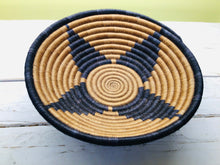 Load image into Gallery viewer, Large Woven Sisal Bowl Nipo
